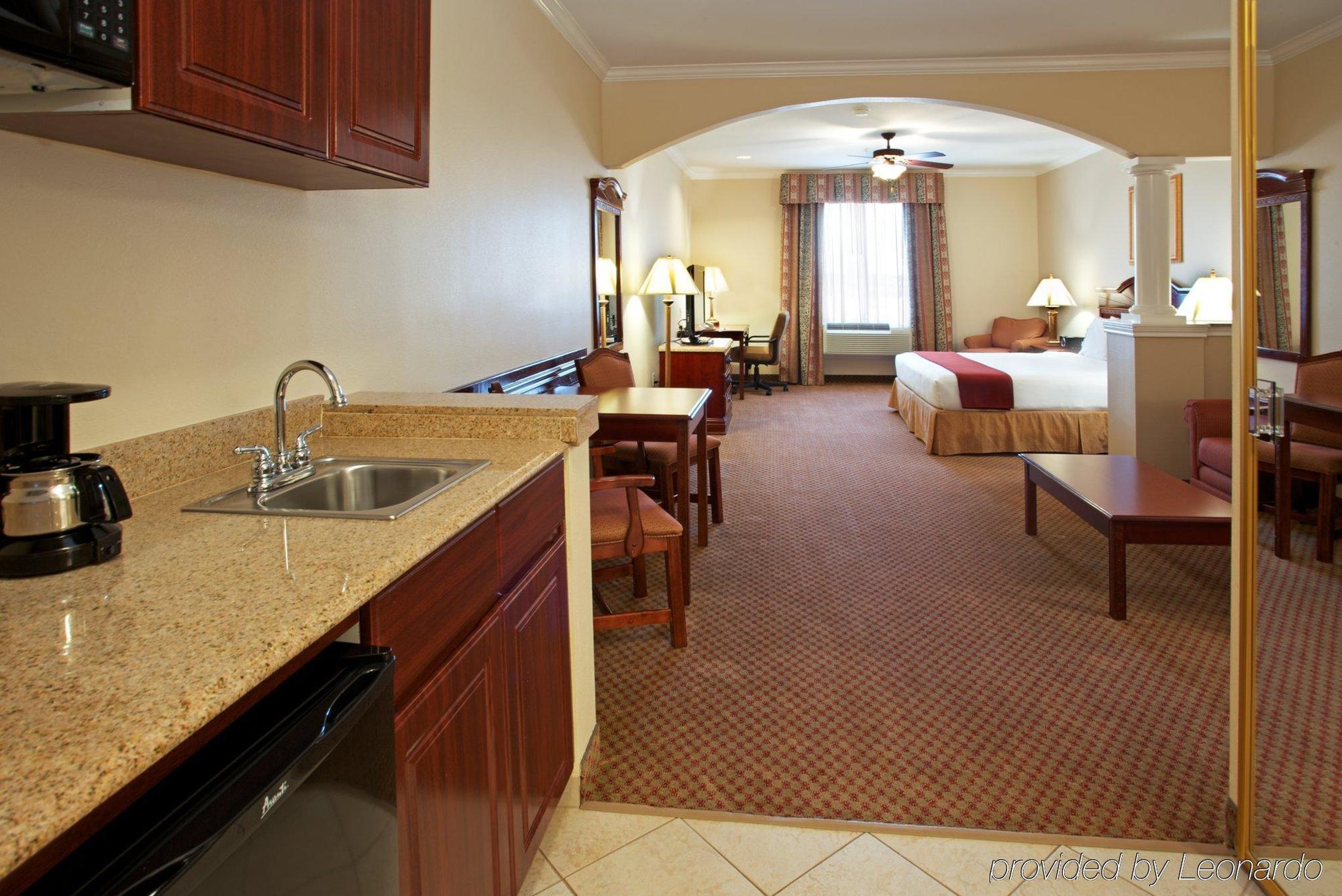 Holiday Inn Express & Suites Houston East By Ihg Exterior photo